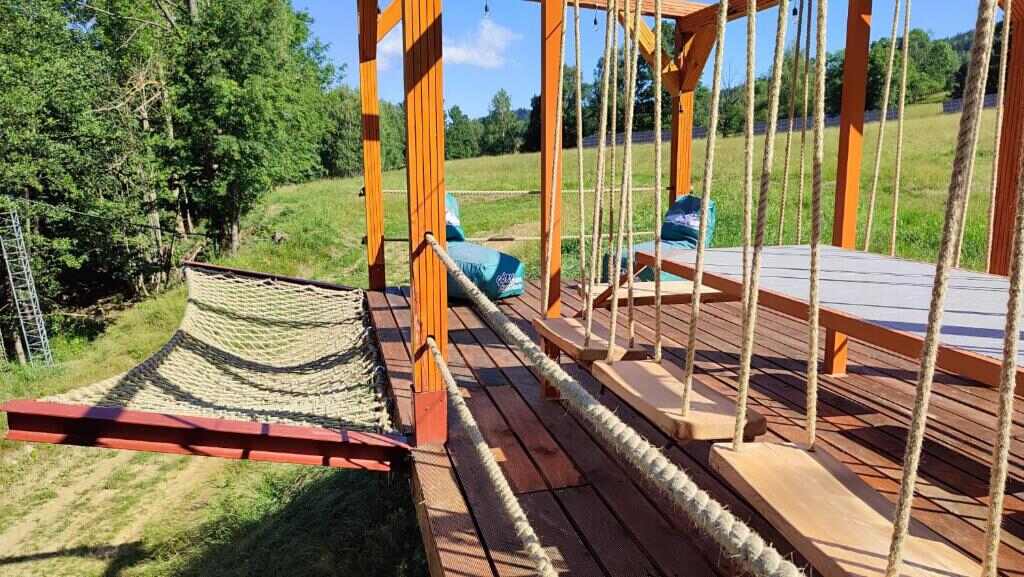 Drewniana pergola i miejsce wypoczynku nad rzeką
